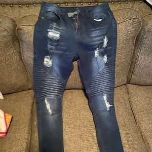Distressed stretchy jeans